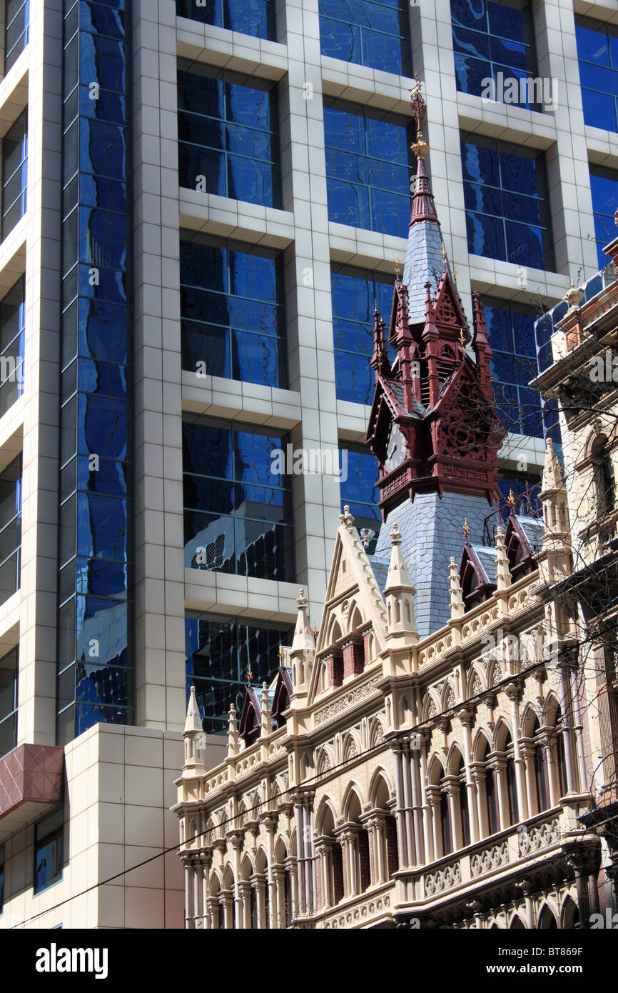 Edificio de estilo gótico Olderfleet contra el telón de fondo del Distrito Central de Negocios de Melbourne, Victoria, Australia, Oceanía Foto de stock