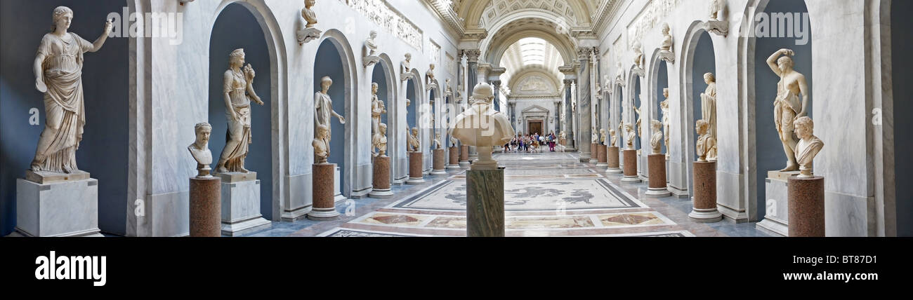 Salón de las estatuas en el Museo Vaticano Foto de stock