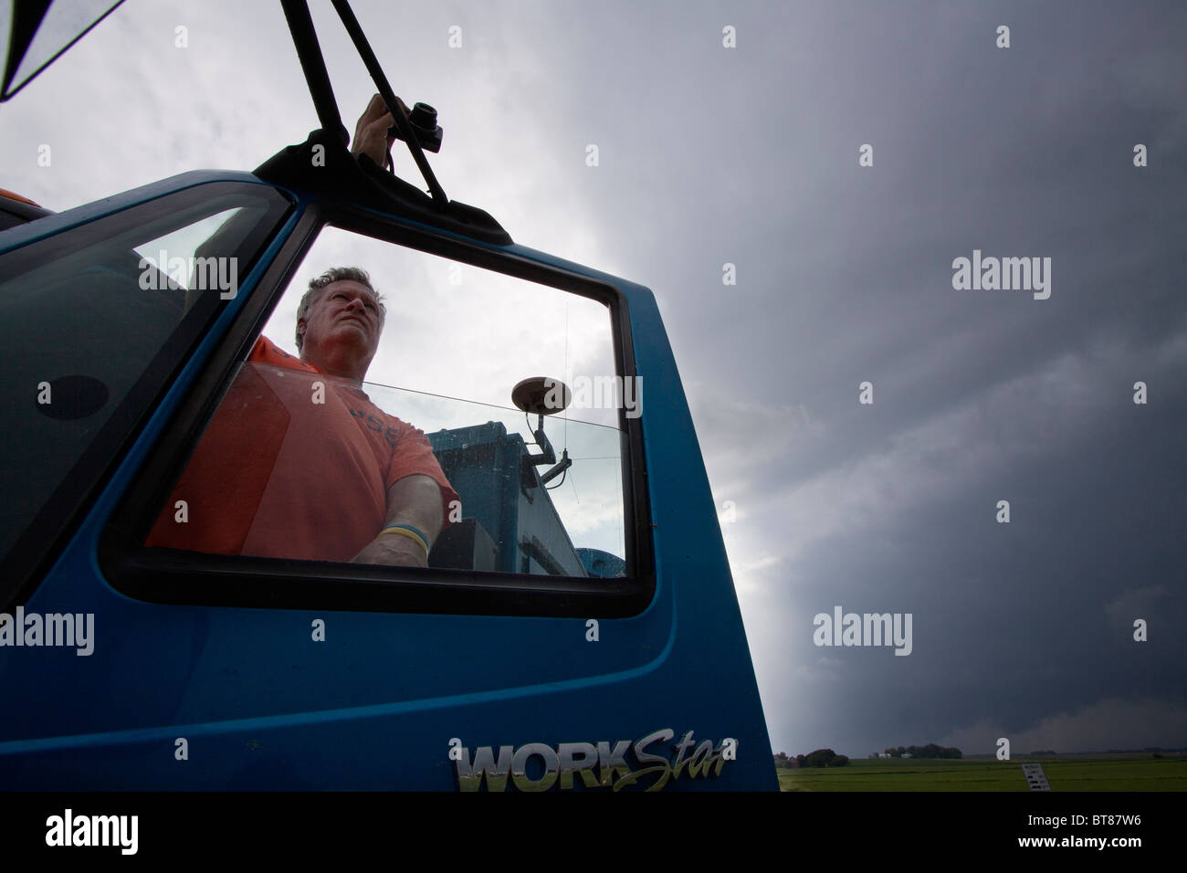 Doppler Sobre Ruedas conductor Herb Stein relojes una tormenta cerca de Des Moines, Iowa, 5 de junio de 2010 Foto de stock