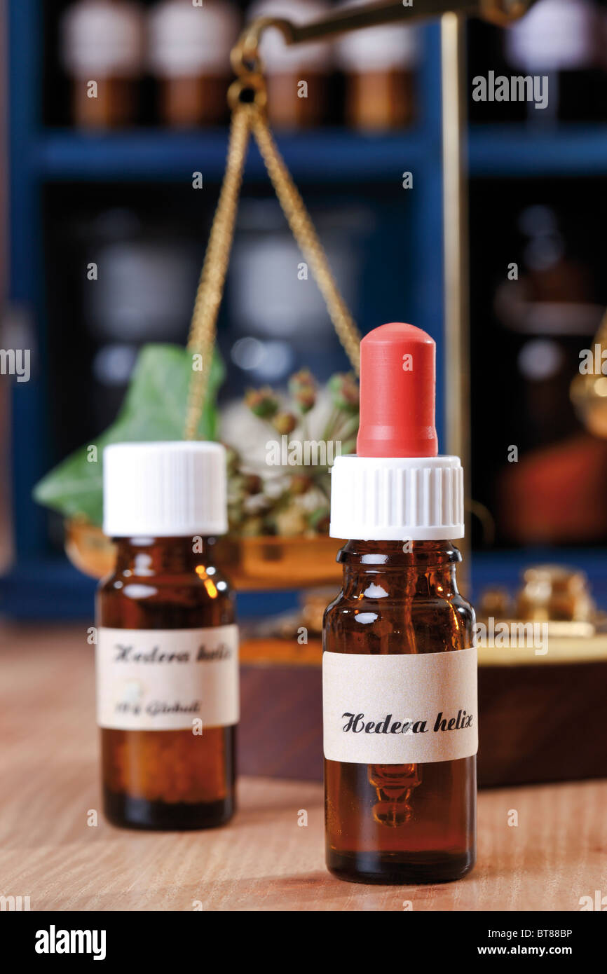Botellas pequeñas de glóbulos, balanzas de precisión, balanzas de químico, químico de la alacena, la homeopatía Foto de stock