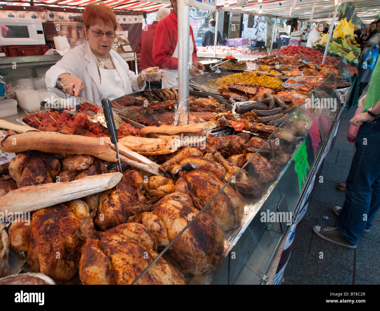 Puesto de comida cocinada en el mercado tradicional en la Bastilla de París Francia Foto de stock