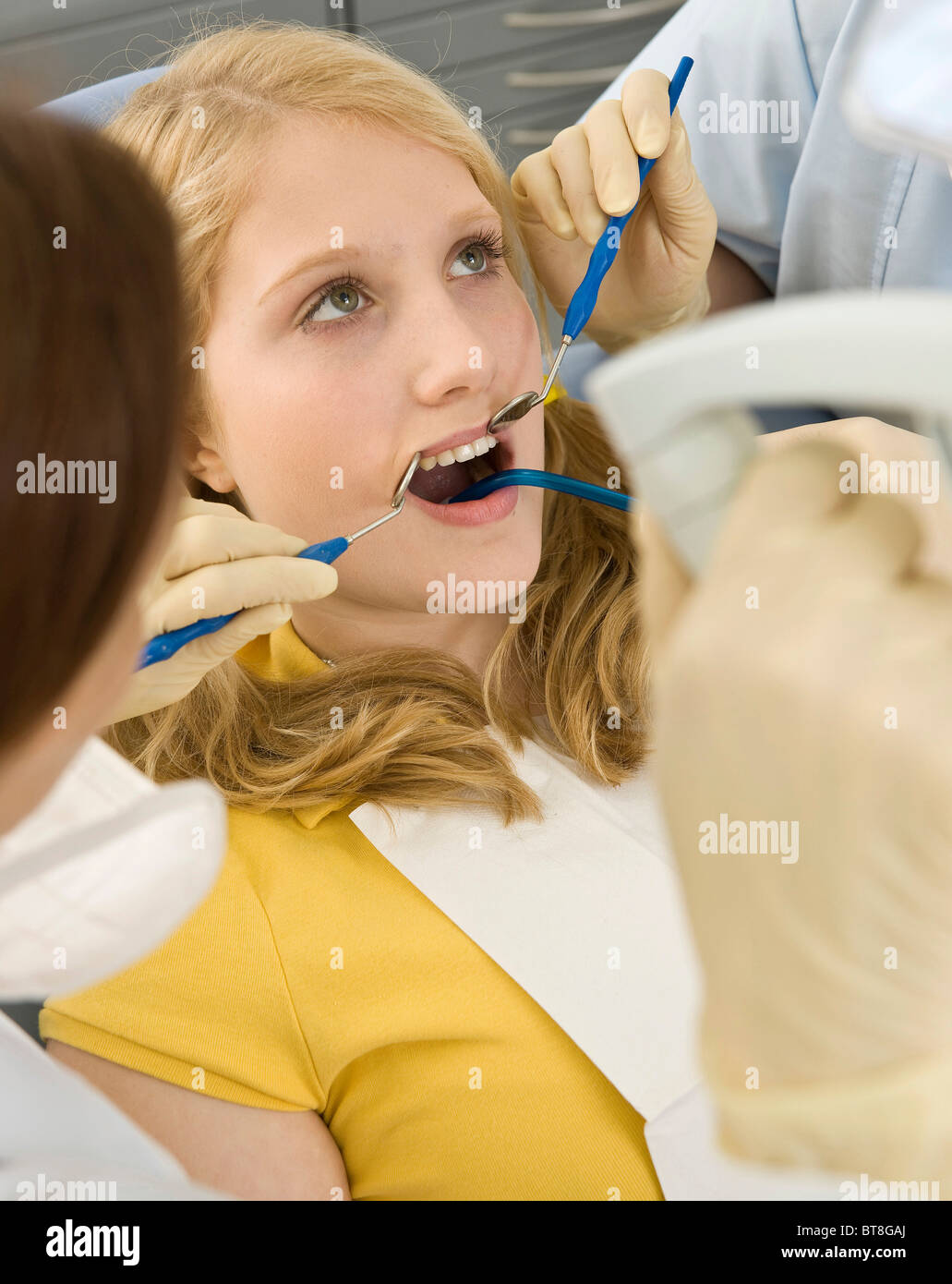 Odontólogo y enfermera dental tratamiento de una adolescente Foto de stock