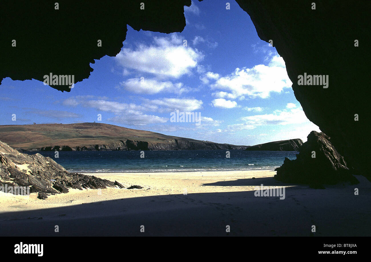 Esta es la cueva en la isla de san Niniano Shetland Foto de stock