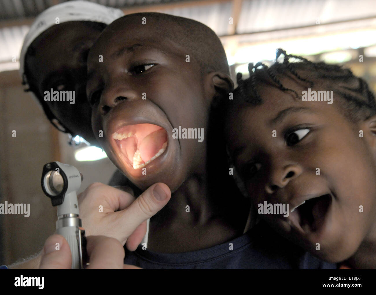 Niño obtiene un chequeo de salud en la isla de Haití de la Gonave