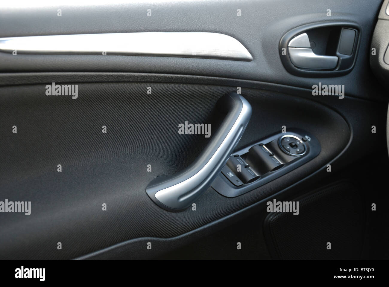 Ford S-Max 2.0 Tdci - 2006 - - negro metalizado cinco puertas (5D) - Alemán  Popular monovolumen (minivan) - interior, panel de puerta Fotografía de  stock - Alamy