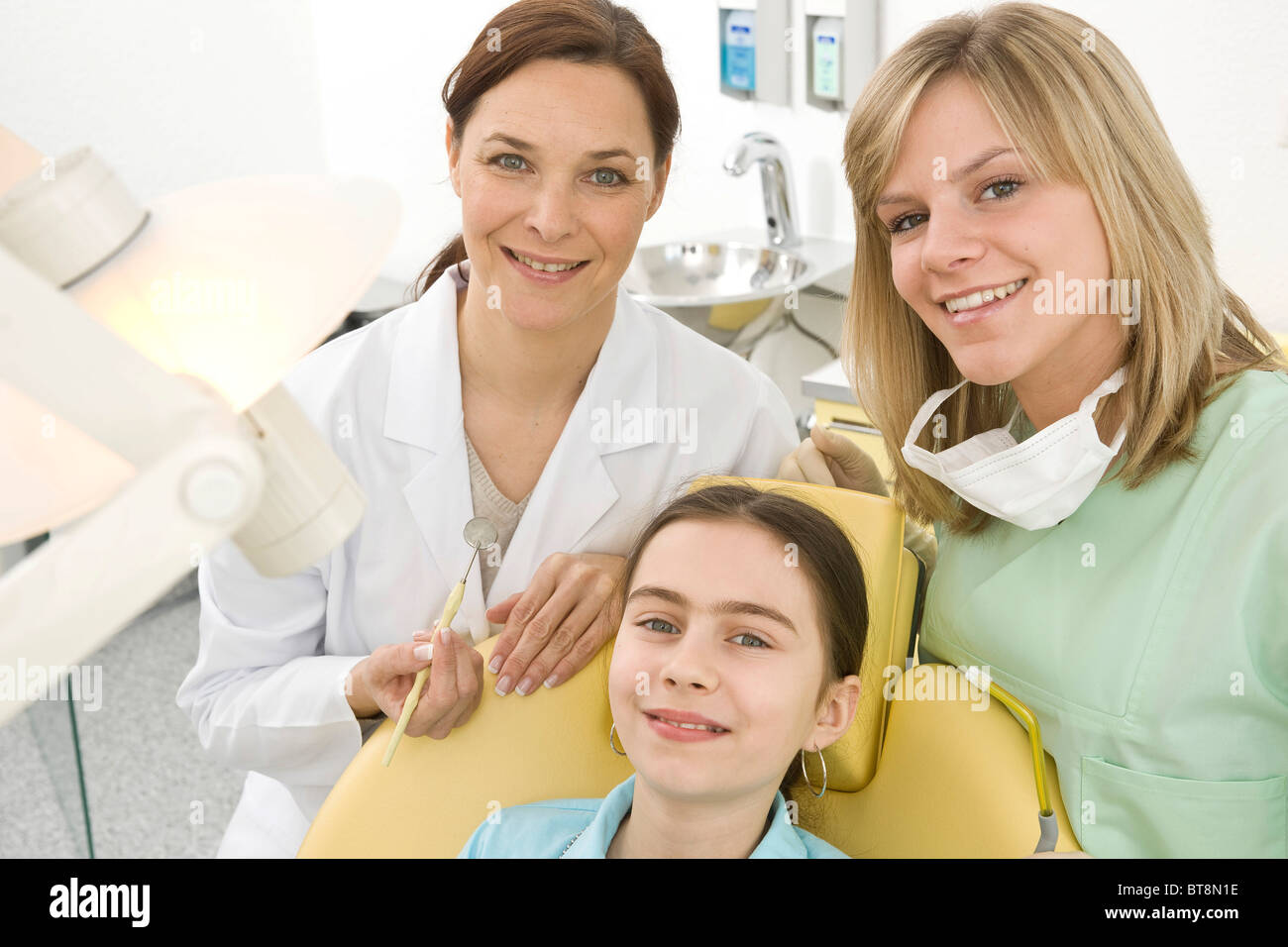 Dentista, enfermera dental y una niña Foto de stock