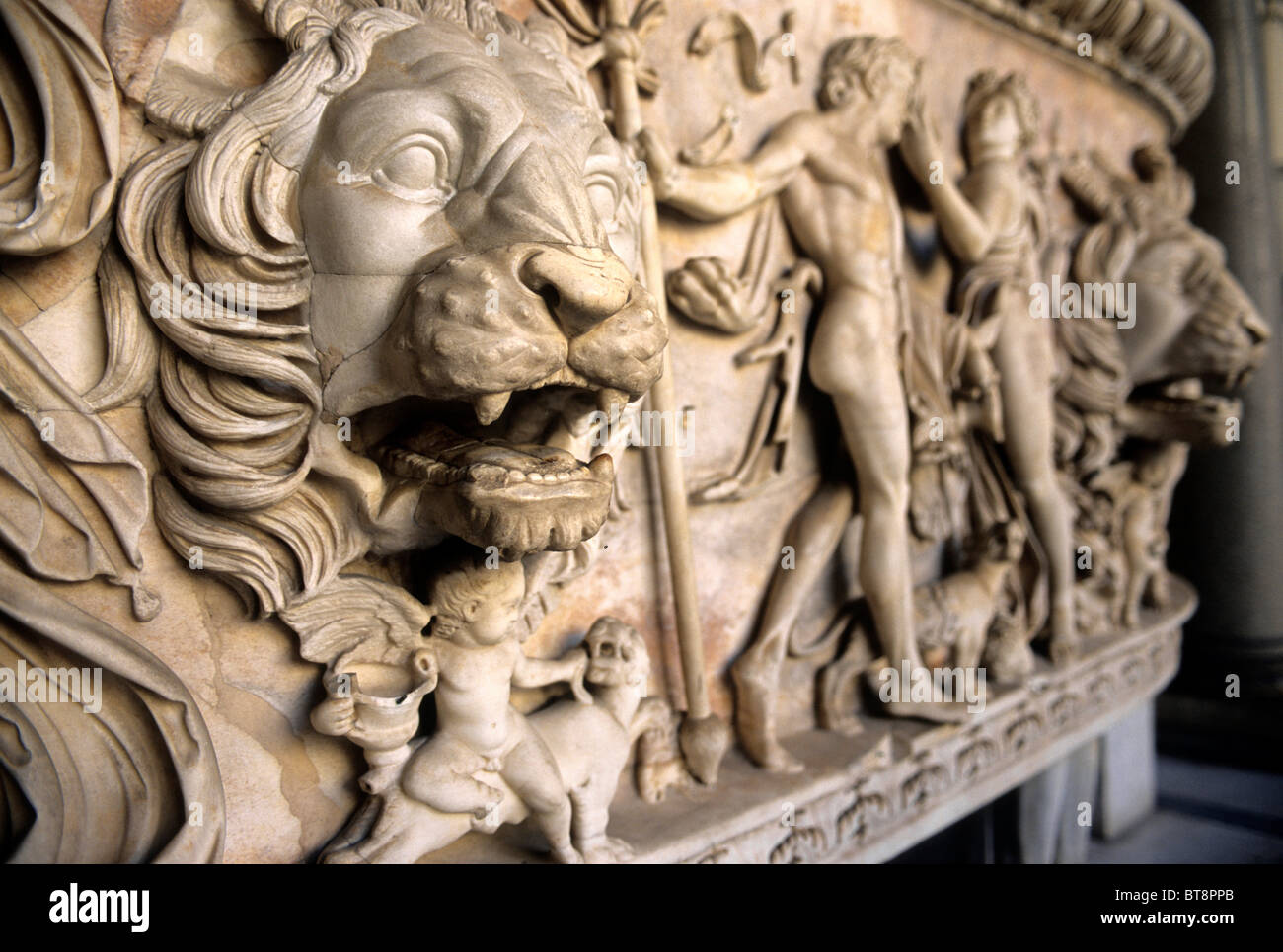 Descarga de antigüedades con leones y representaciones del dios Eros, Cortile Ottagono museum, el Museo Vaticano, Ciudad del Vaticano, Roma Foto de stock