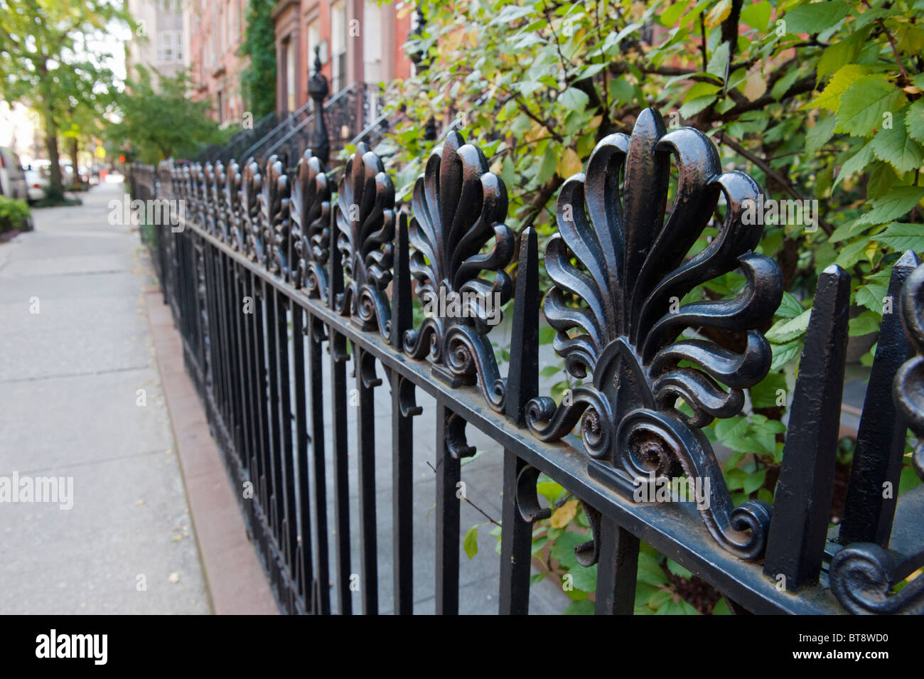 Detalle de barandillas de hierro ornamentadas en la calle en el distrito de Chelsea de Manhattan, Ciudad de Nueva York Foto de stock