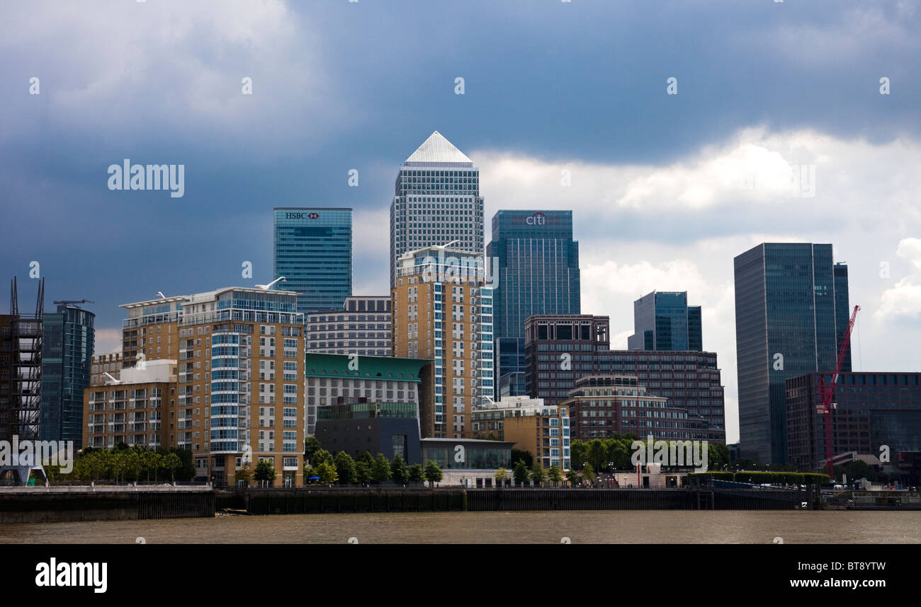 Tristes nubarrones sobre el distrito financiero de la ciudad de Londres, Inglaterra, Reino Unido, Europa Foto de stock