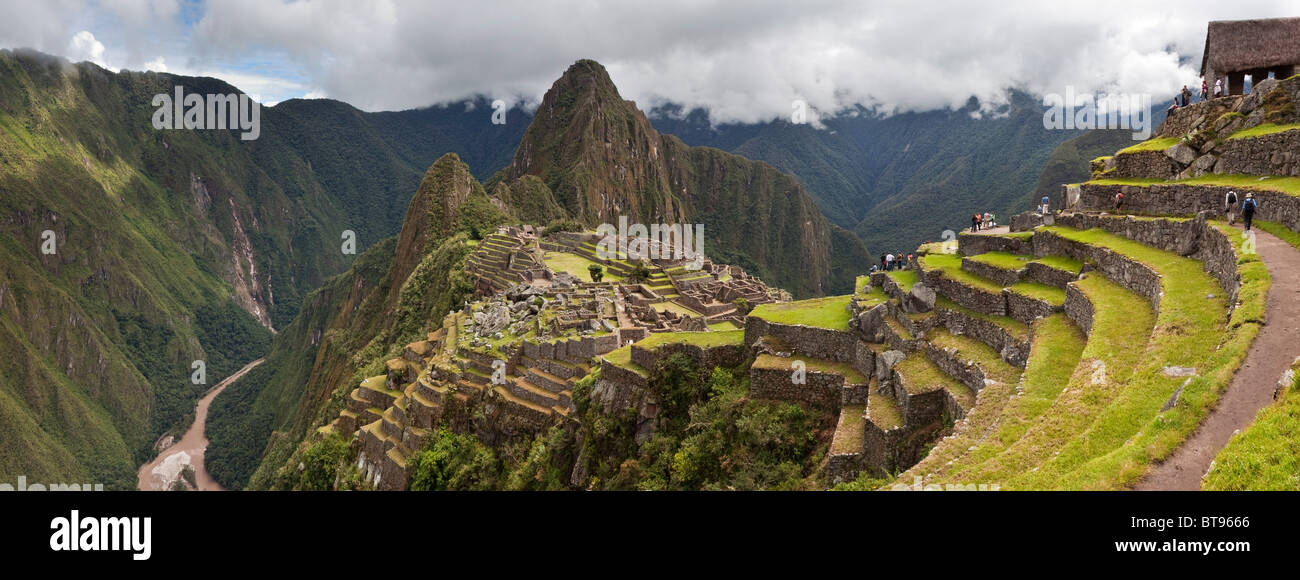 Huayanapichu (montaña joven) en la distancia a Machu Picchu, la antigua "ciudad perdida de los Incas", construido alrededor de 1400 CA Foto de stock