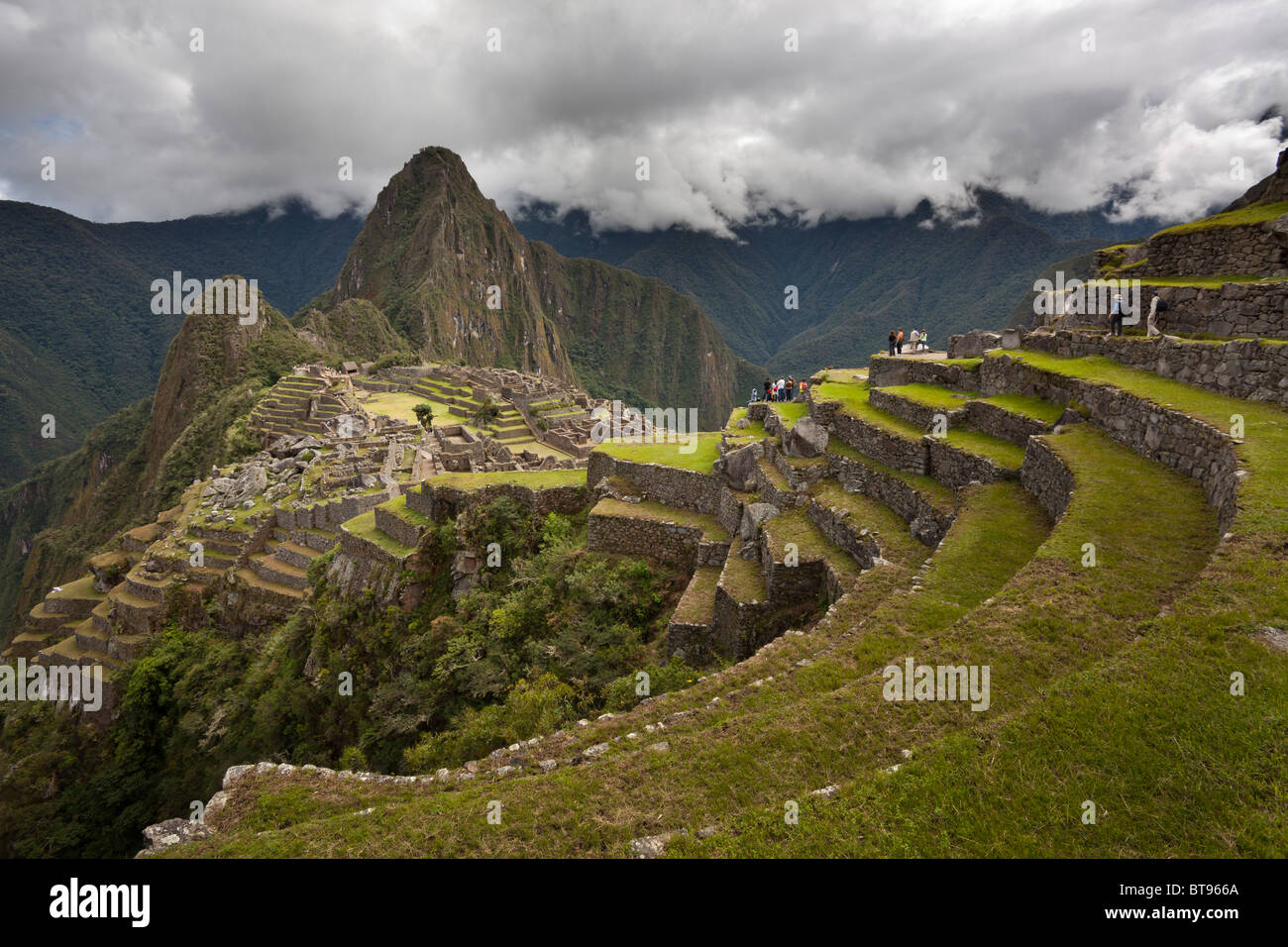 Huayanapichu (montaña joven) en la distancia a Machu Picchu, la antigua "ciudad perdida de los Incas", construido alrededor de 1400 CA Foto de stock