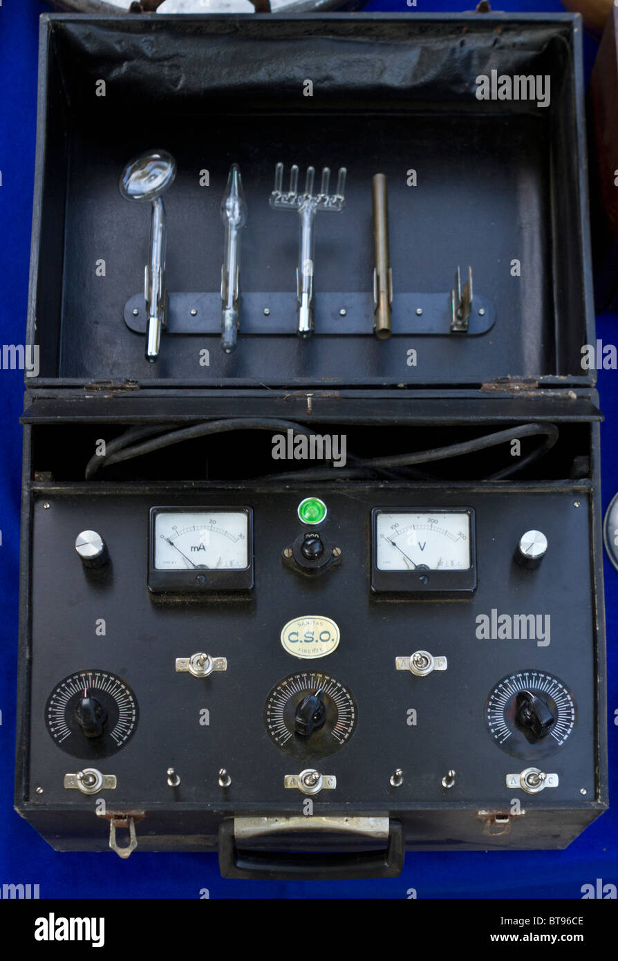 Estimulador eléctrico de antigüedades con un conjunto de tubos de descarga de plasma, que se cree para uso terapéutico Foto de stock