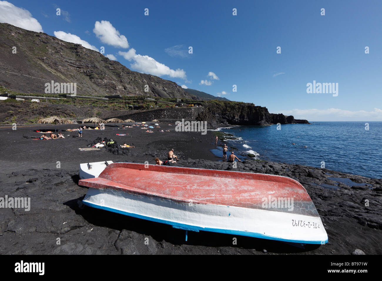 La playa de Charco Verde, 'Paisaje Protegido del Remo" Reserva Natural, pequeño barco pesquero en la playa, La Palma, Islas Canarias Foto de stock