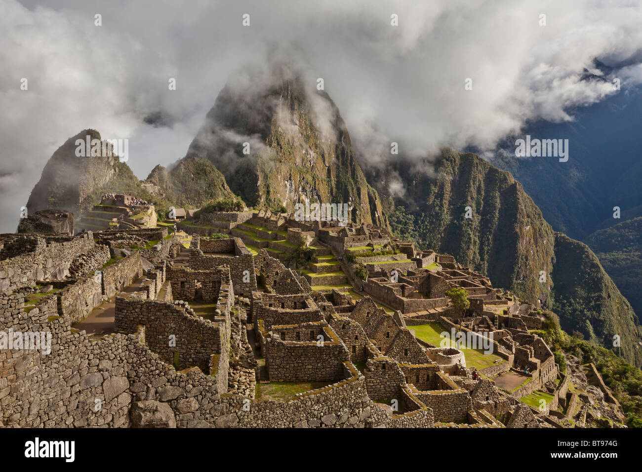 Las nubes y la niebla matutina revelan la ciudadela de Machu Picchu, la antigua "ciudad perdida de los Incas", CA 1400, 2400 metros. Foto de stock