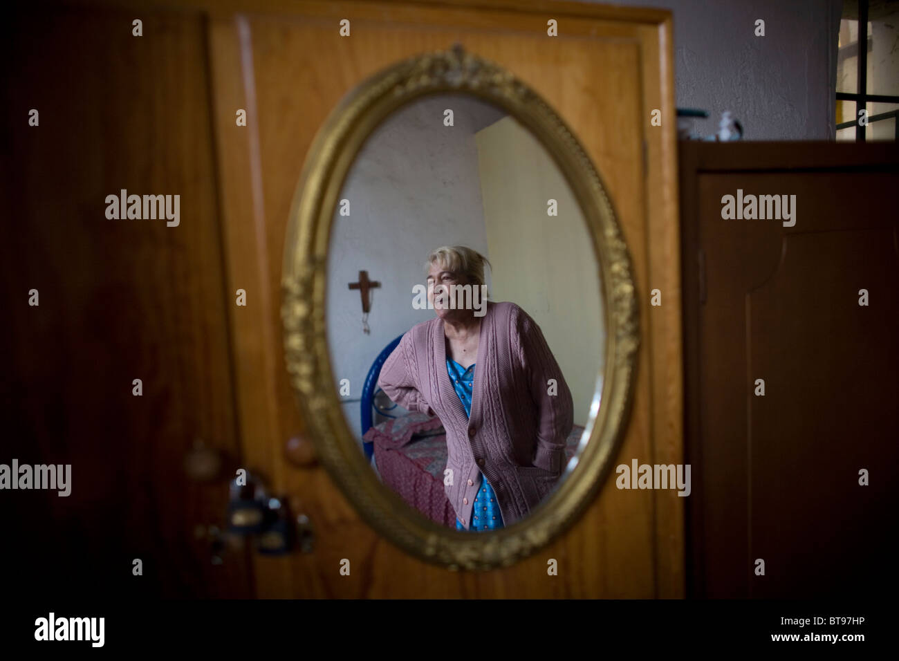 Alma Arjona se refleja en el espejo de un armario empotrado en un  dormitorio en Nuestra Señora de Guadalupe, hogar de ancianos, Ciudad de  México Fotografía de stock - Alamy