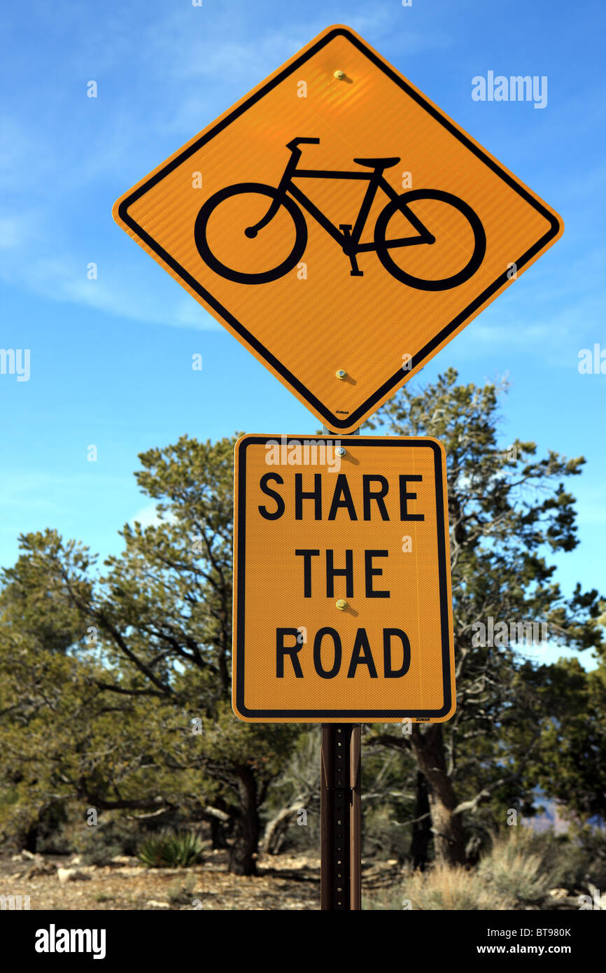 Señal de carretera de ciclo en el Parque Nacional del Gran Cañón recordando a unidades a ser conscientes de los ciclistas y a la calle 'Share' Foto de stock