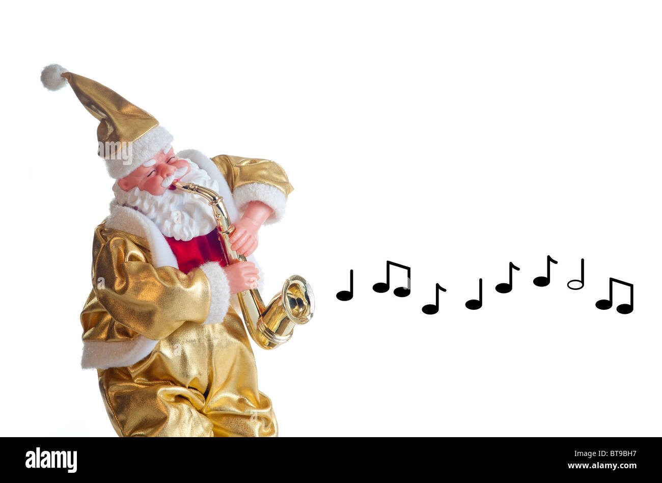 Santa Claus juega el saxofón con notas musicales saliendo, aislado en blanco para que el texto Foto de stock
