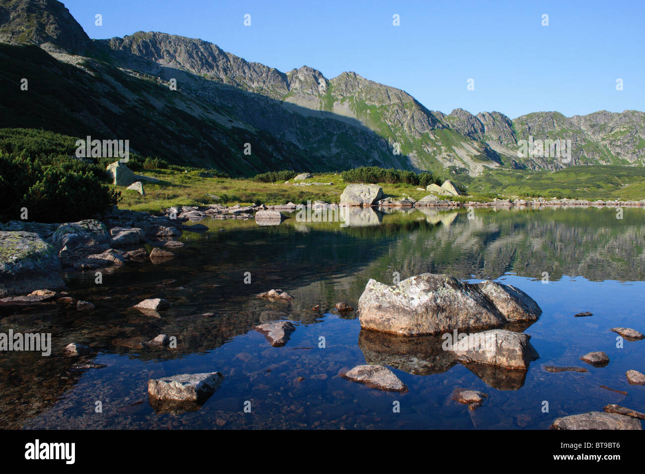 Maly Staw (Lago Pequeño) en el Valle de 5 lagos, montañas Tatra Polaco Foto de stock