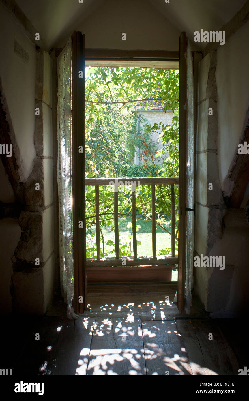 Una puerta abierta con vistas a un jardín Foto de stock