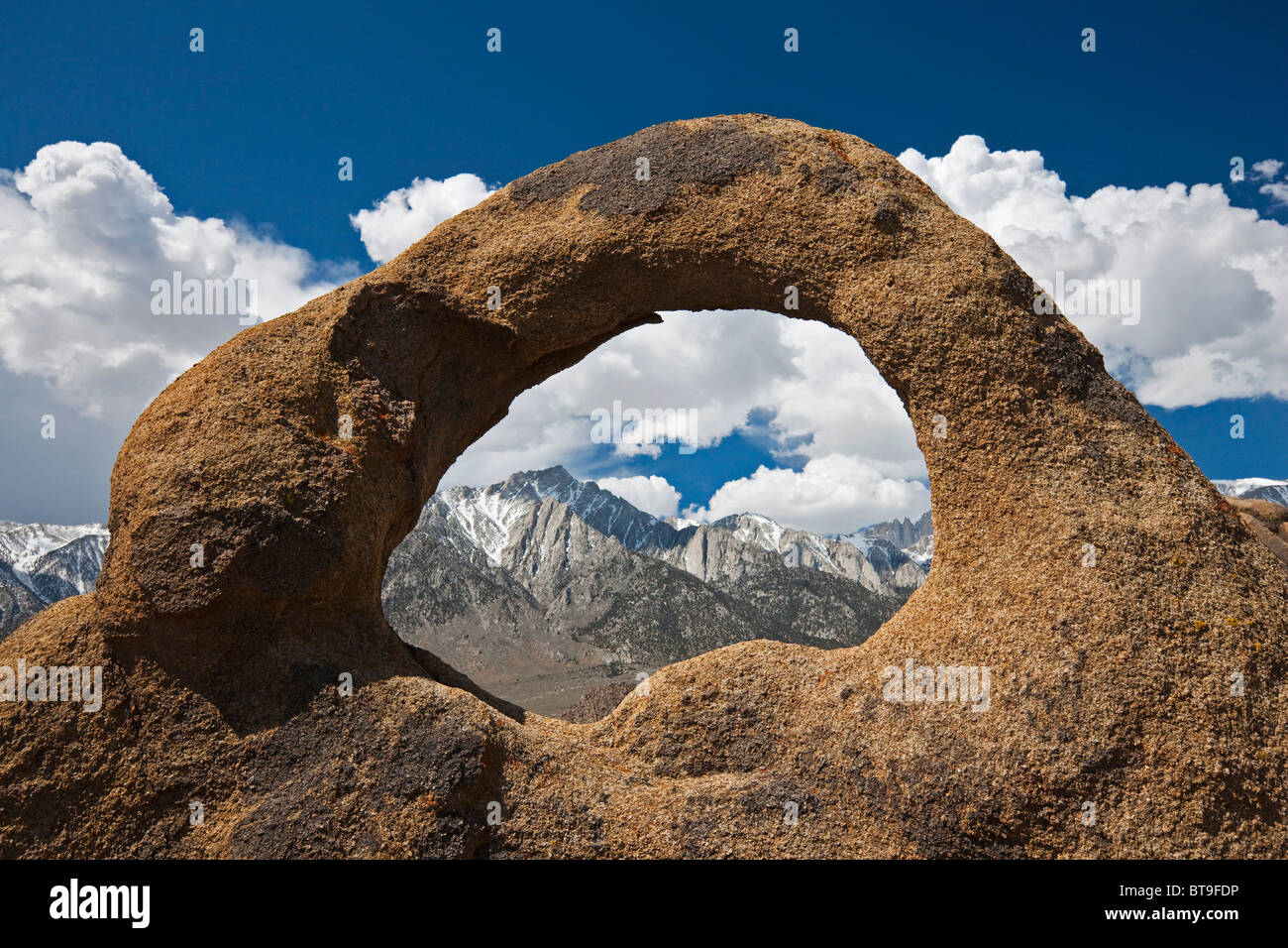 Whitney Portal Arco con Mount Whitney, Alabama Hills, Sierra Nevada, California, EE.UU. Foto de stock