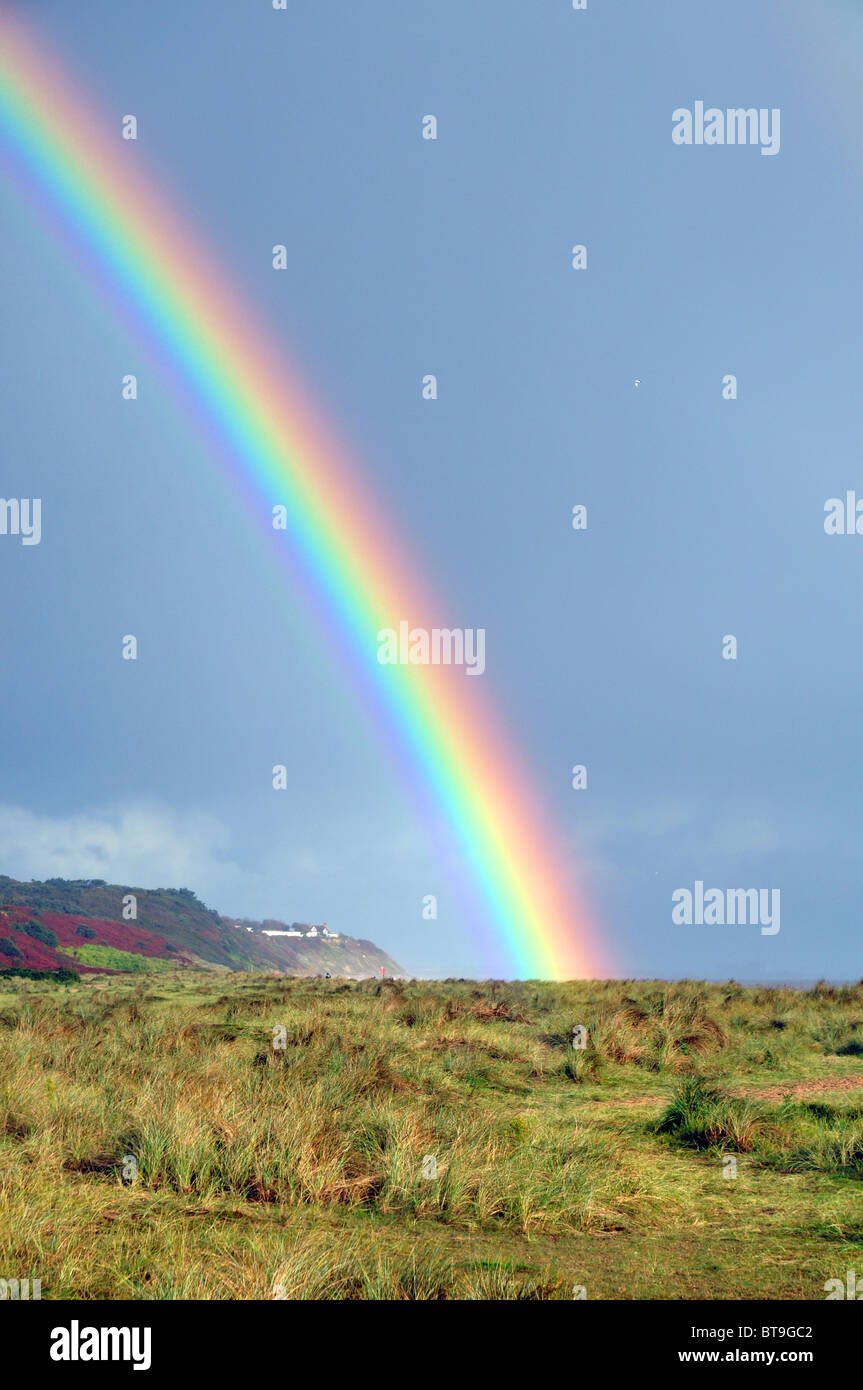 Lowestoft, Suffolk, Inglaterra: Arco iris sobre la playa norte Foto de stock