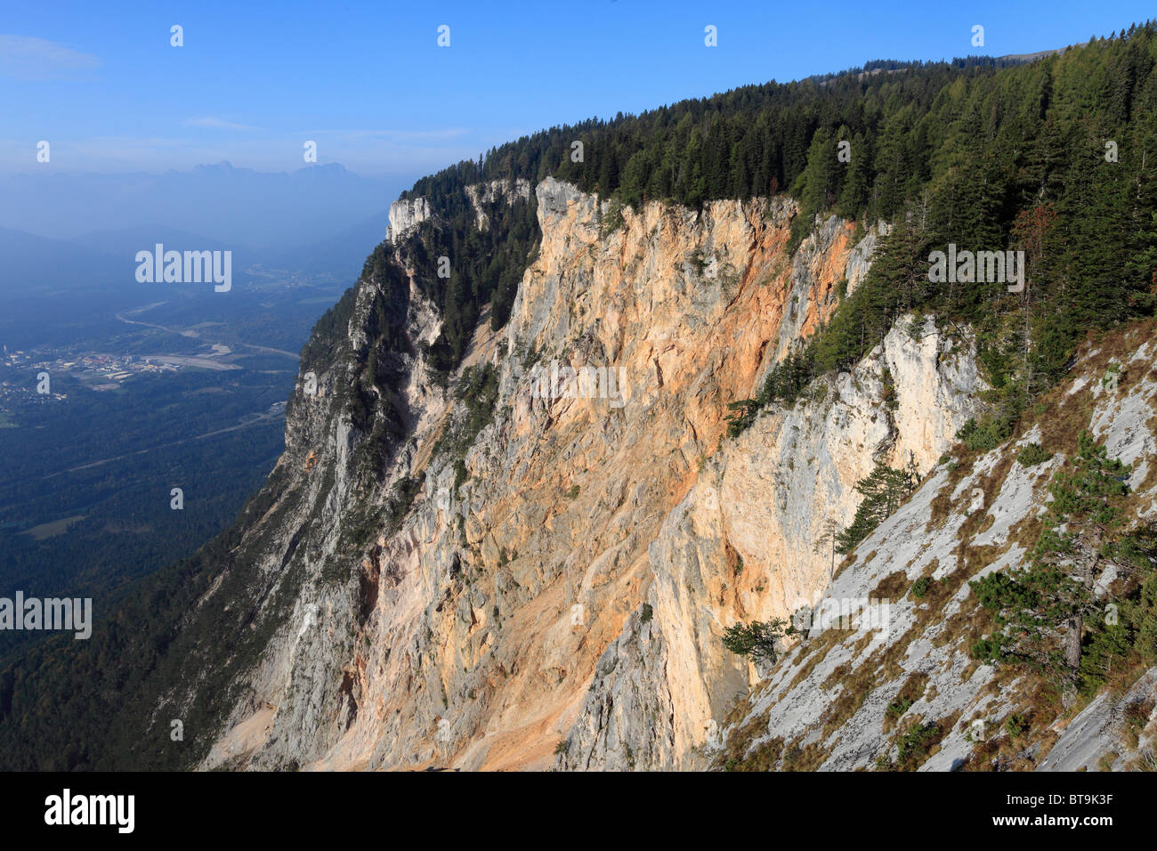 Pared roja, Dobratsch, Villach Alpes, Carintia, Austria, Europa Foto de stock