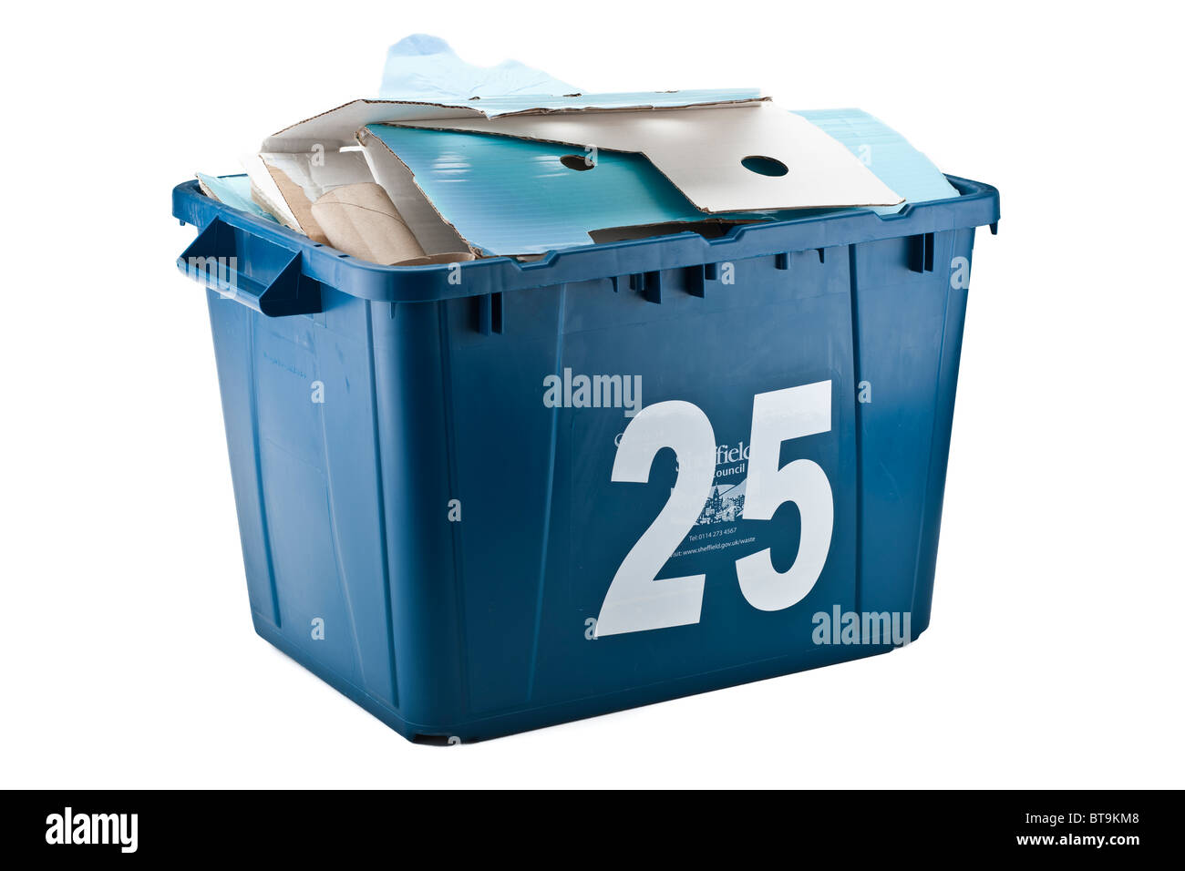 El reciclaje de papel de plástico azul caja llena de residuos de papel y cartón Foto de stock