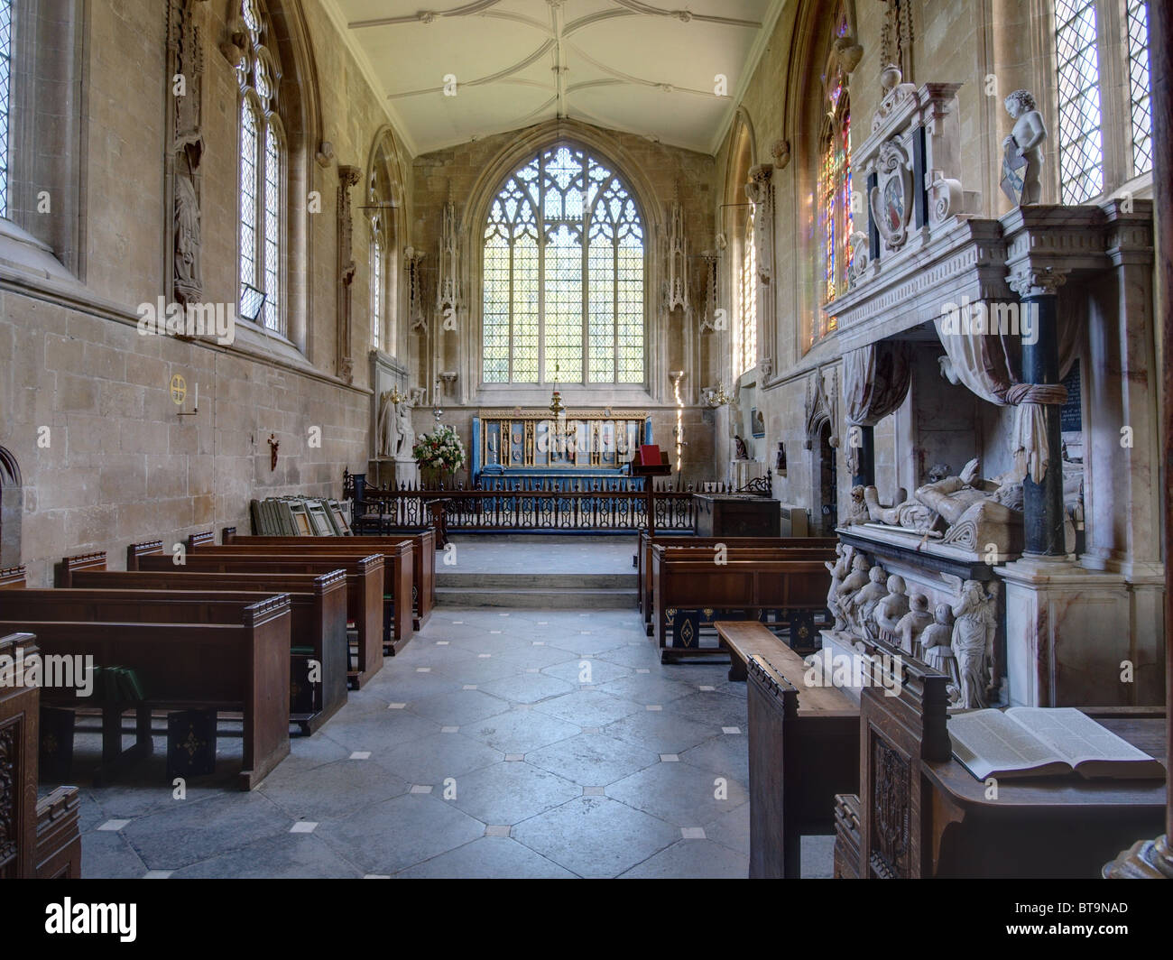 Edington, Wiltshire, Interior de la Iglesia Prioral de Santa María, de Santa Catalina y el Día de Todos los Santos Foto de stock