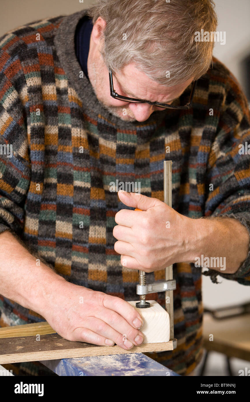 Hombre haciendo un camión de juguete de madera. Foto de stock