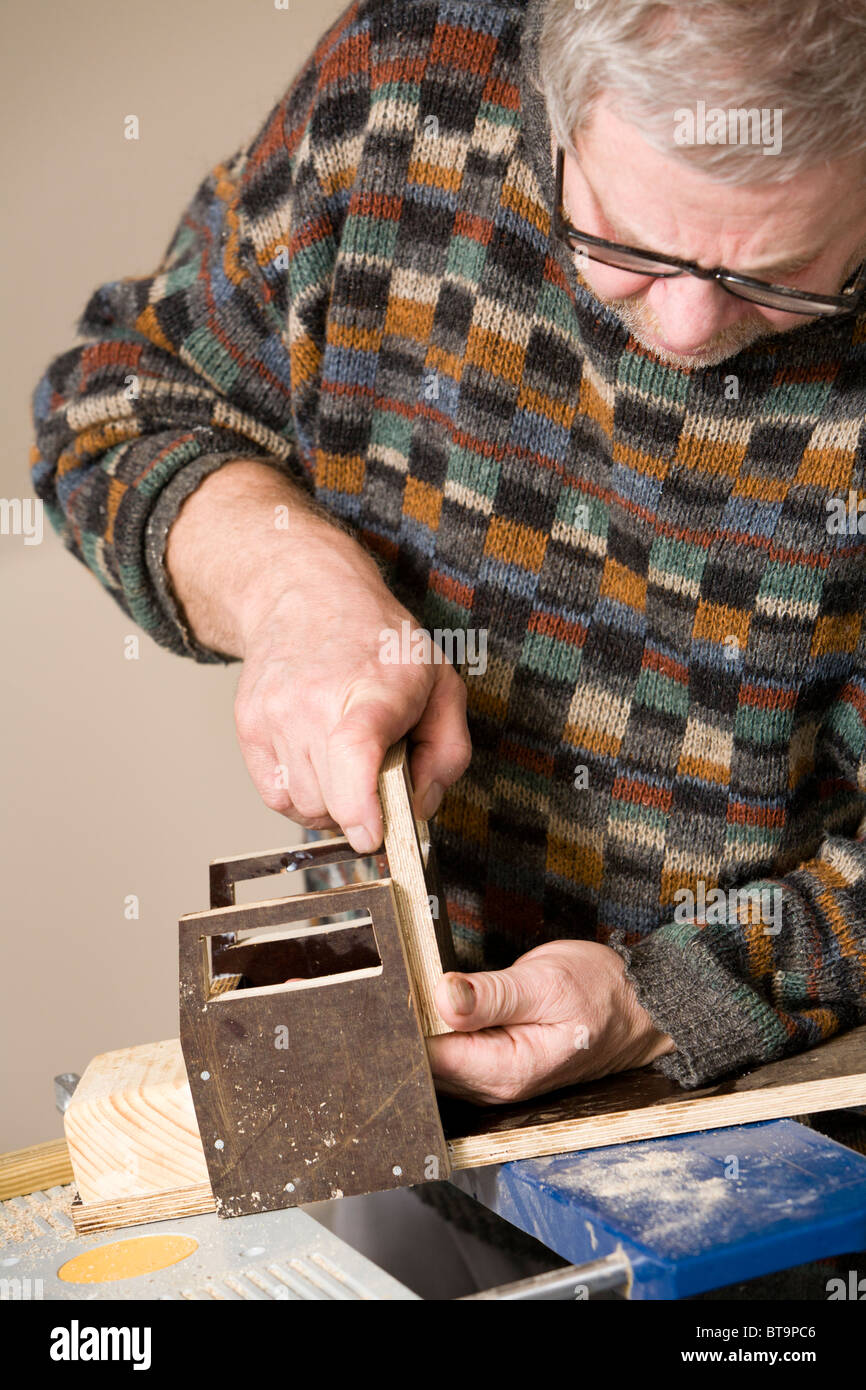 Hombre haciendo un camión de juguete de madera. Foto de stock