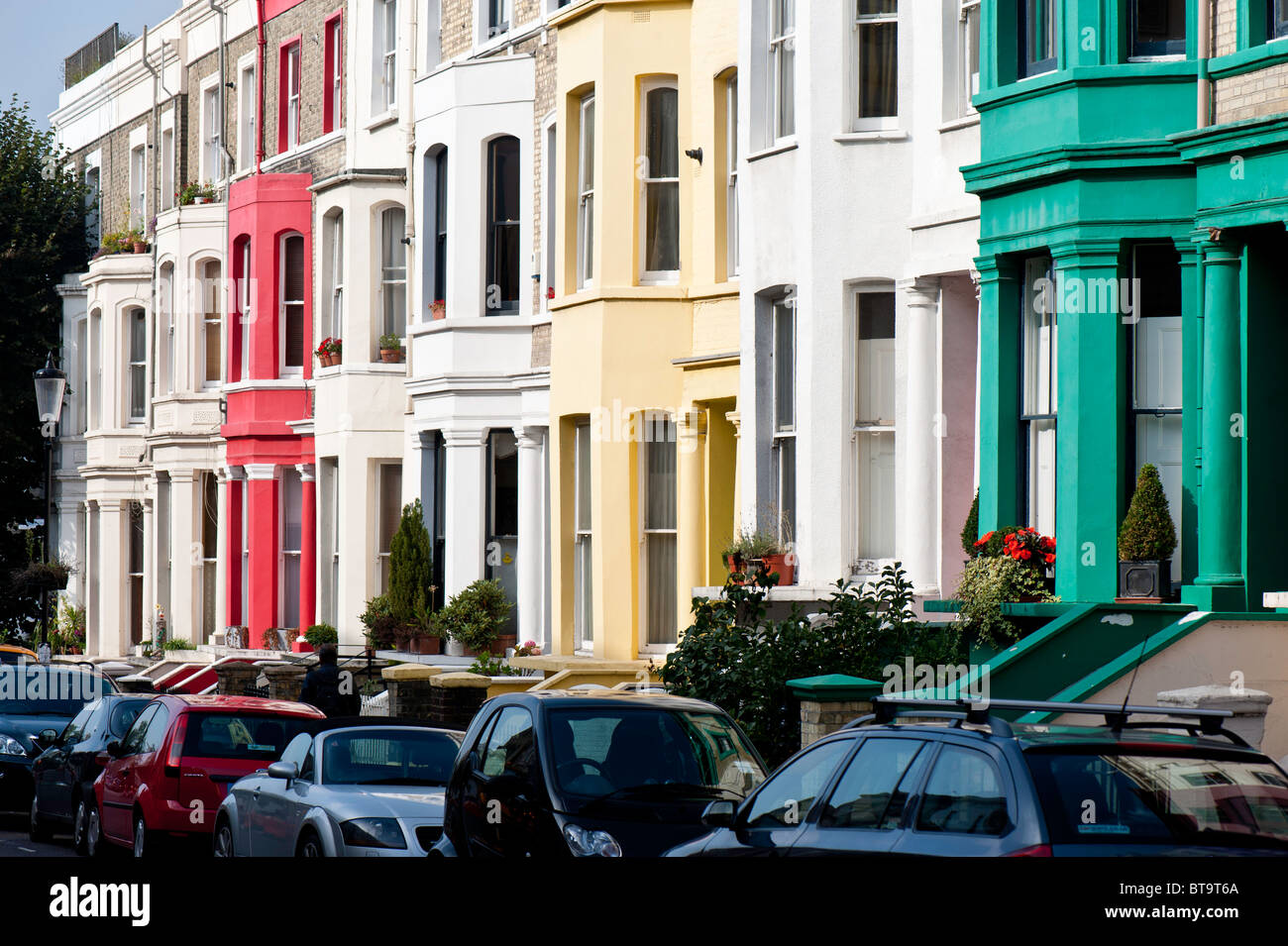 Coloridas fachadas de casas en Ladbroke Grove, W11, Londres, Reino Unido. Foto de stock