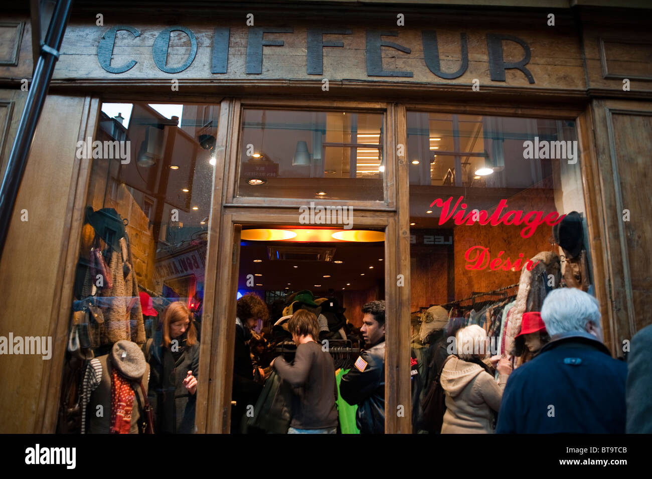 París, Francia, distrito de Le Marais, compras de mujeres en la tienda de  ropa Vintage, 'Vintage Desir', (Old Coiffure Shop) fachada de la tienda de  letrero vintage, gentificación, tiendas de ropa antigua