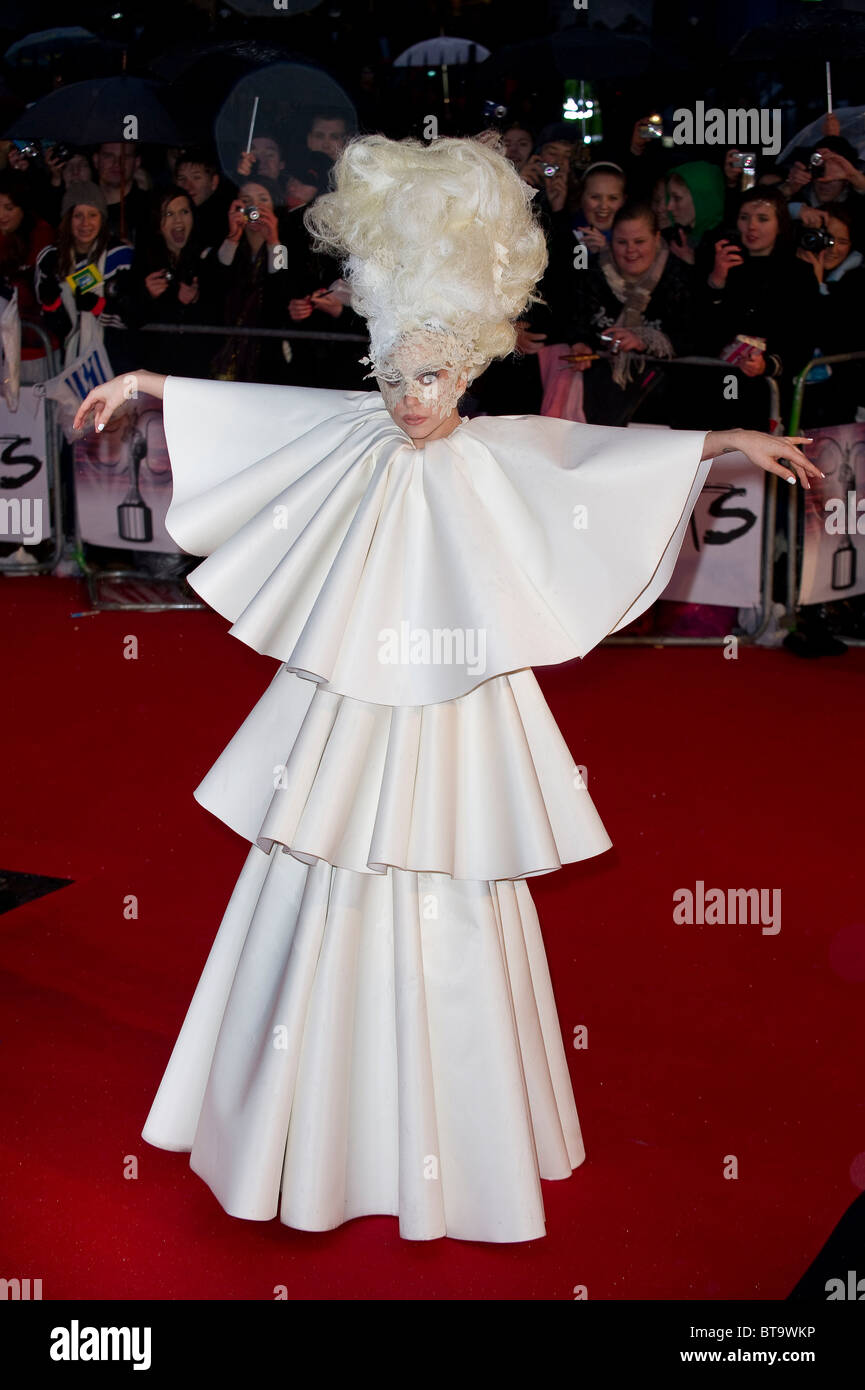 Lady Gaga llega a los 'Brit Awards' en Earls Court, Londres, 16 de febrero de 2010. Foto de stock