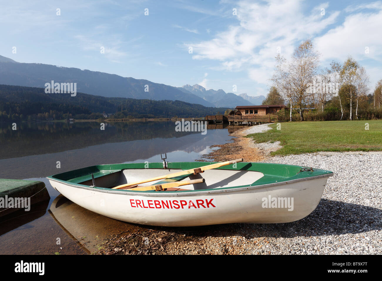 Bote de remos en el parque de aventuras, Presseggersee Erlebnispark Hermagor-Egger ver el lago, Carintia, Austria, Europa Foto de stock