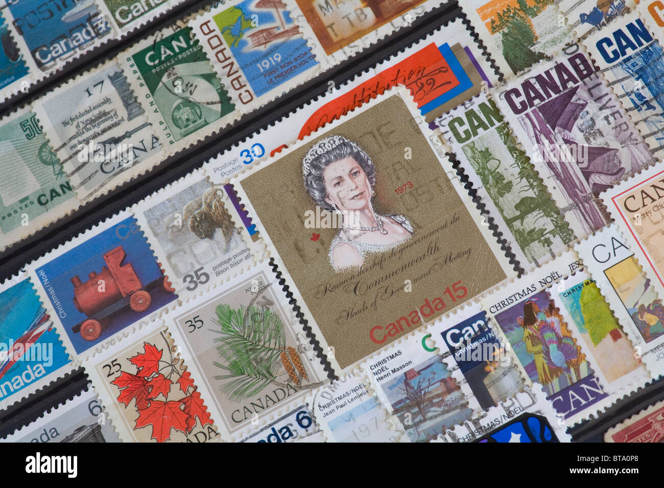 Canadian sellos postales con sello de 1973 que muestra a la Reina Elizabeth Foto de stock