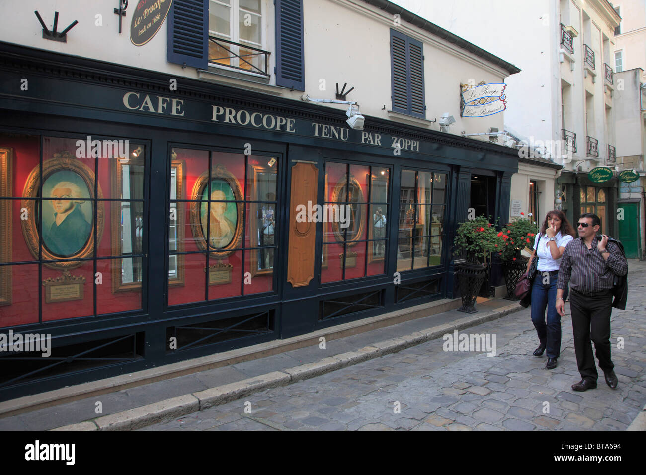 Francia, en París, el Café Procope, personas Foto de stock