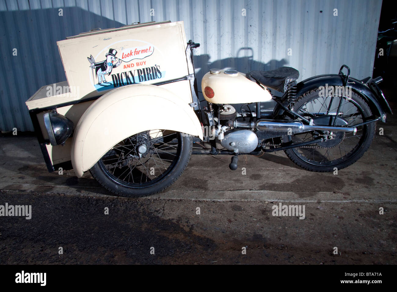 Vista lateral de la moto triciclo fotografías e imágenes de alta resolución  - Alamy