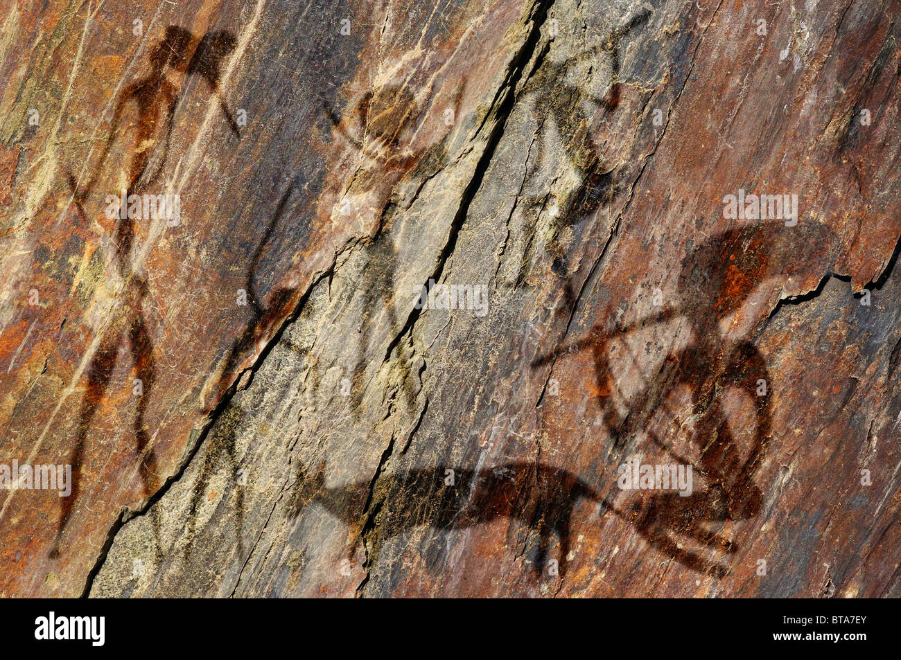 Las figuras en la roca primitiva parece pintura rupestre Foto de stock