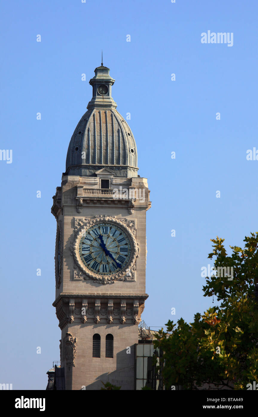 Francia, Paris Gare de Lyon, la torre del reloj Fotografía de stock - Alamy