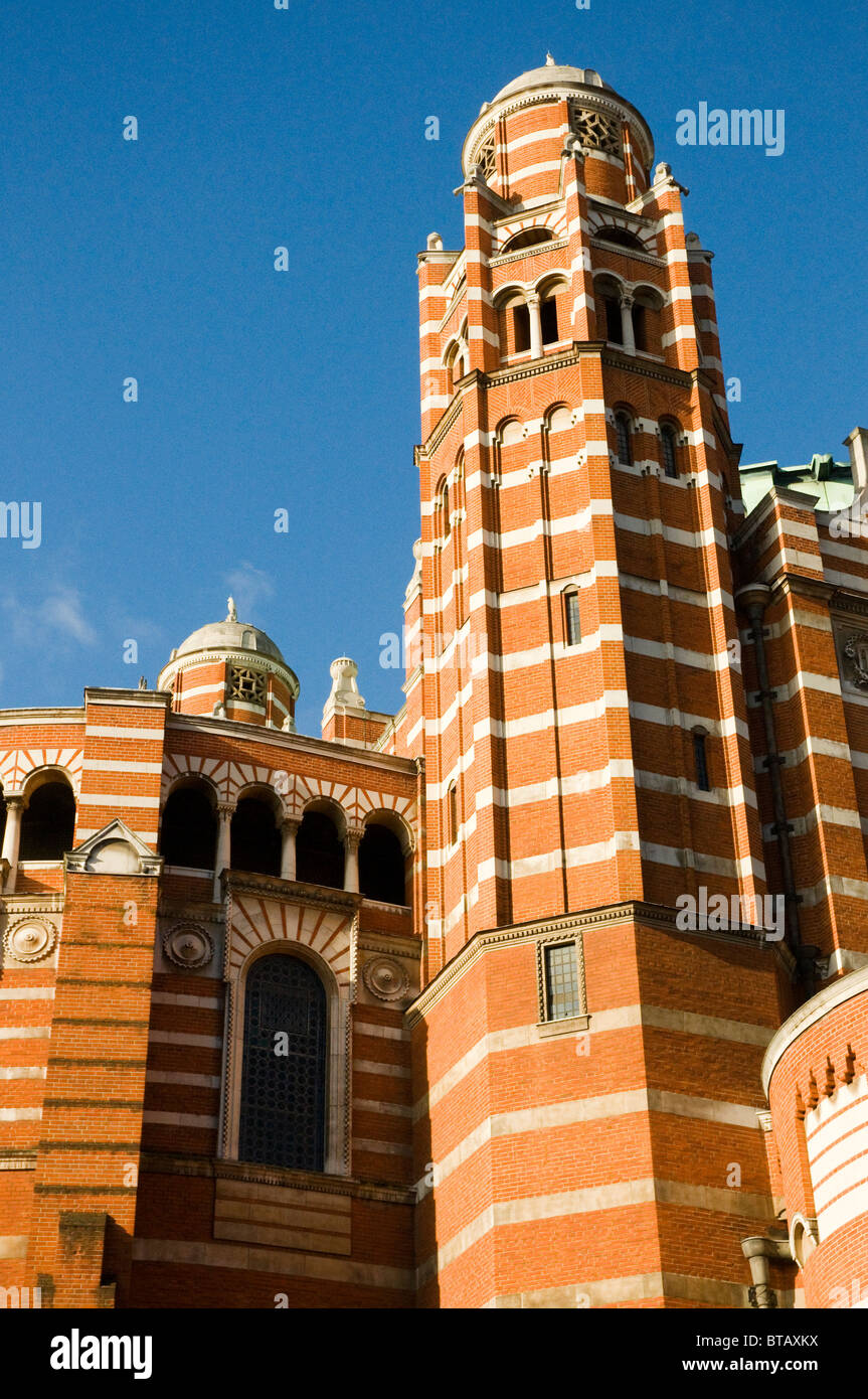 Detalle de la catedral de Westminster, el cielo azul, el sol Foto de stock