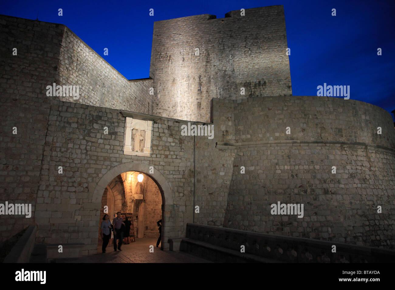 Croacia, Dubrovnik, Puerta Ploce durante la noche, Foto de stock