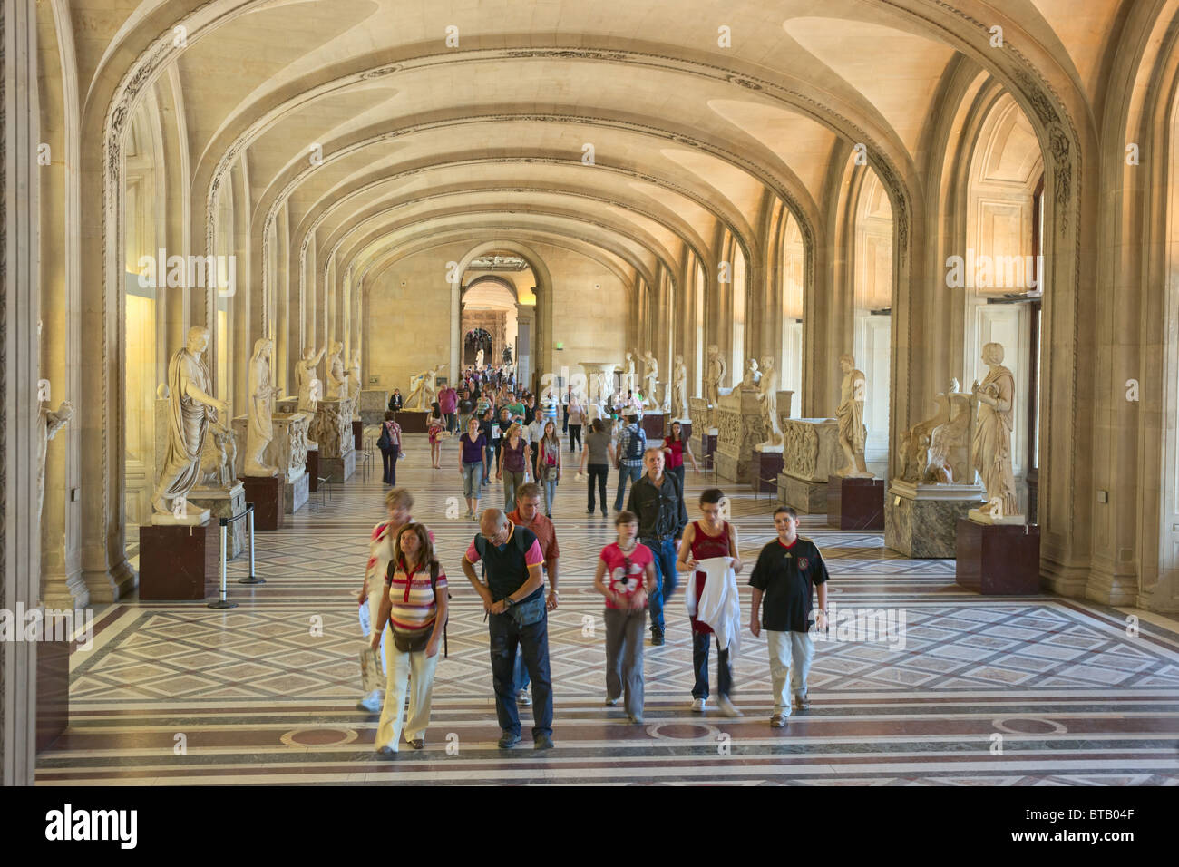 Grupo de turistas visitantes entrar en el Museo del Louvre en París Foto de stock