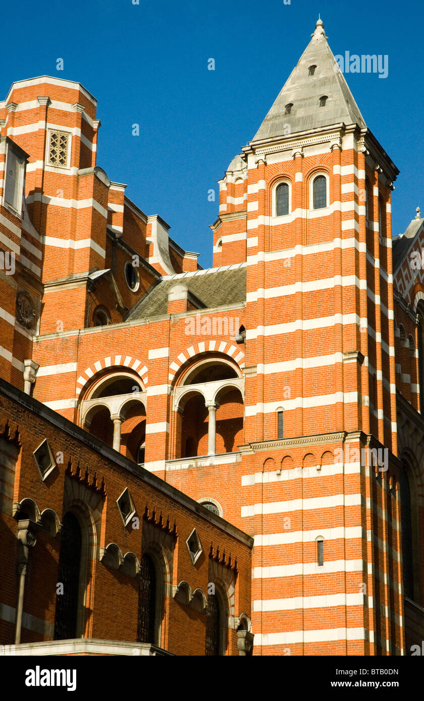 Detalle de la catedral de Westminster, el cielo azul, el sol Foto de stock
