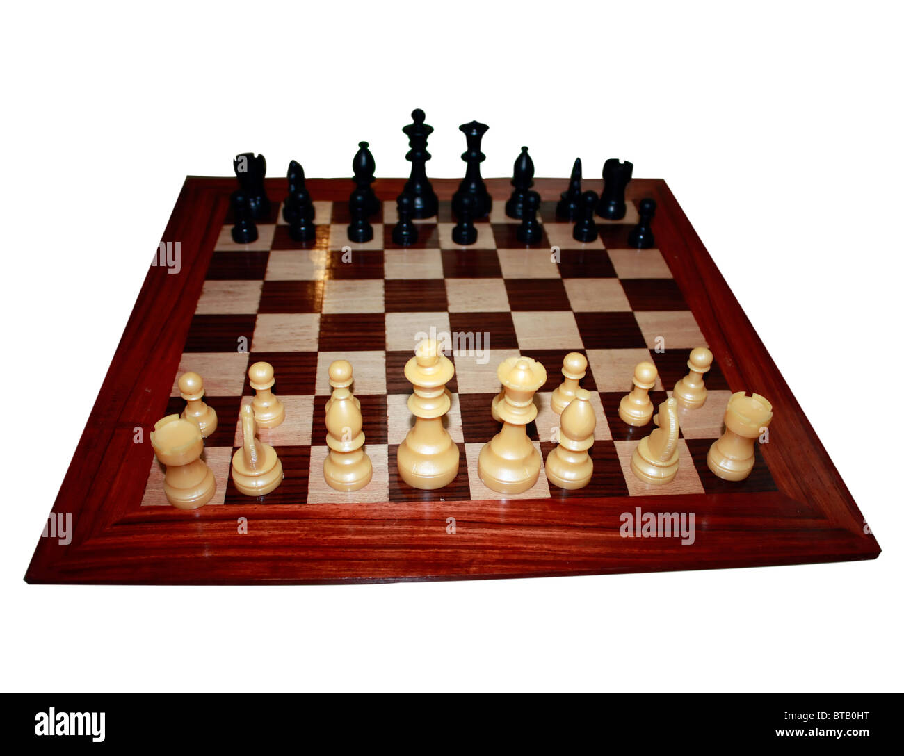 Tablero de ajedrez organizado con peones en blanco y negro Foto de stock