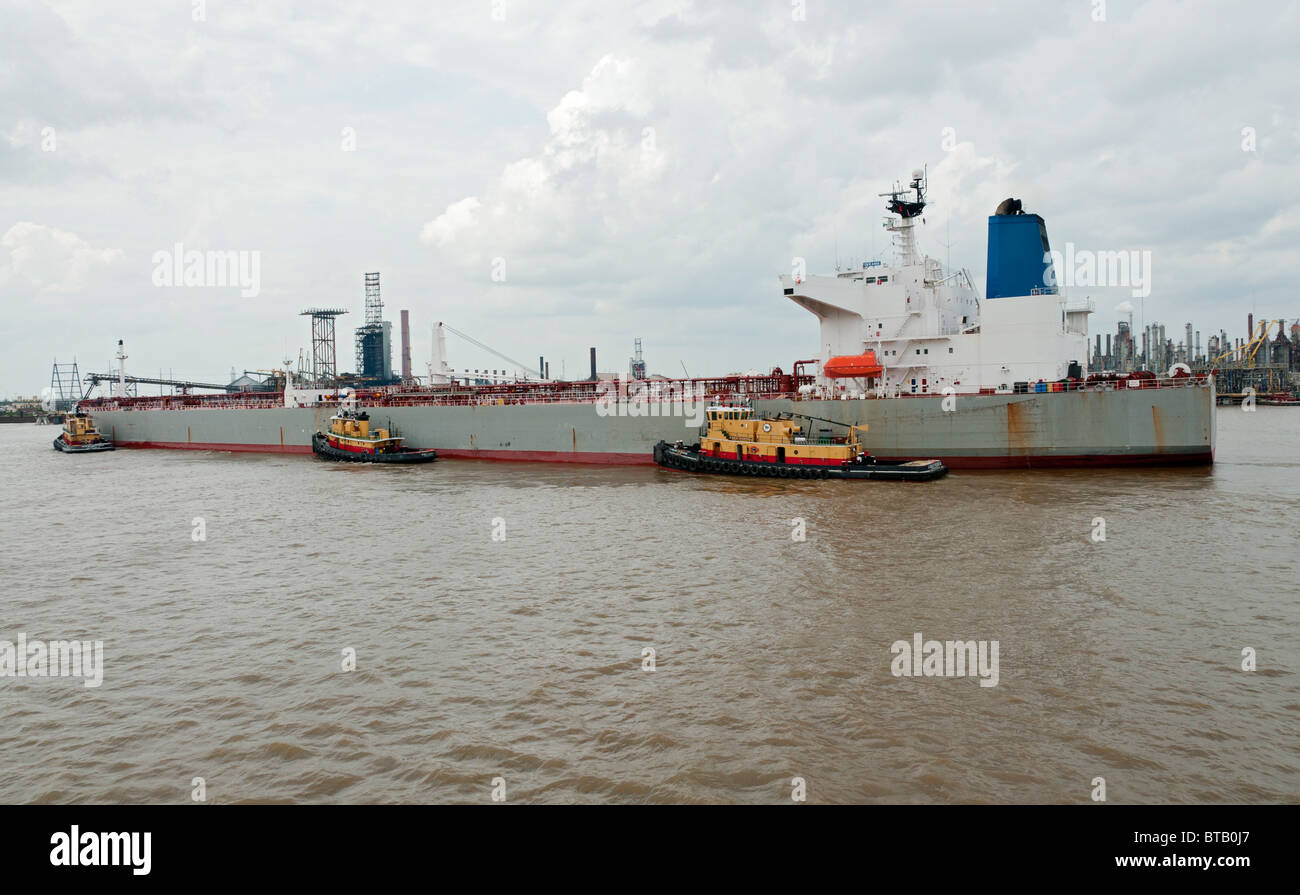 Louisiana, Nueva Orleans, remolcadores ayuda en buques atracados en el puerto de Nueva Orleáns Foto de stock