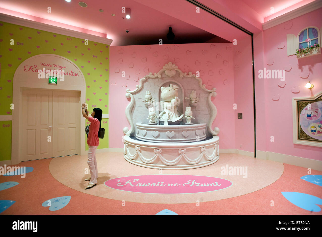 Foto de Estátuas De Personagens De Gato E Coelho Chamada Hello Kitty E My  Melody Na Loja Sanrio World Ginza e mais fotos de stock de Hello Kitty -  iStock