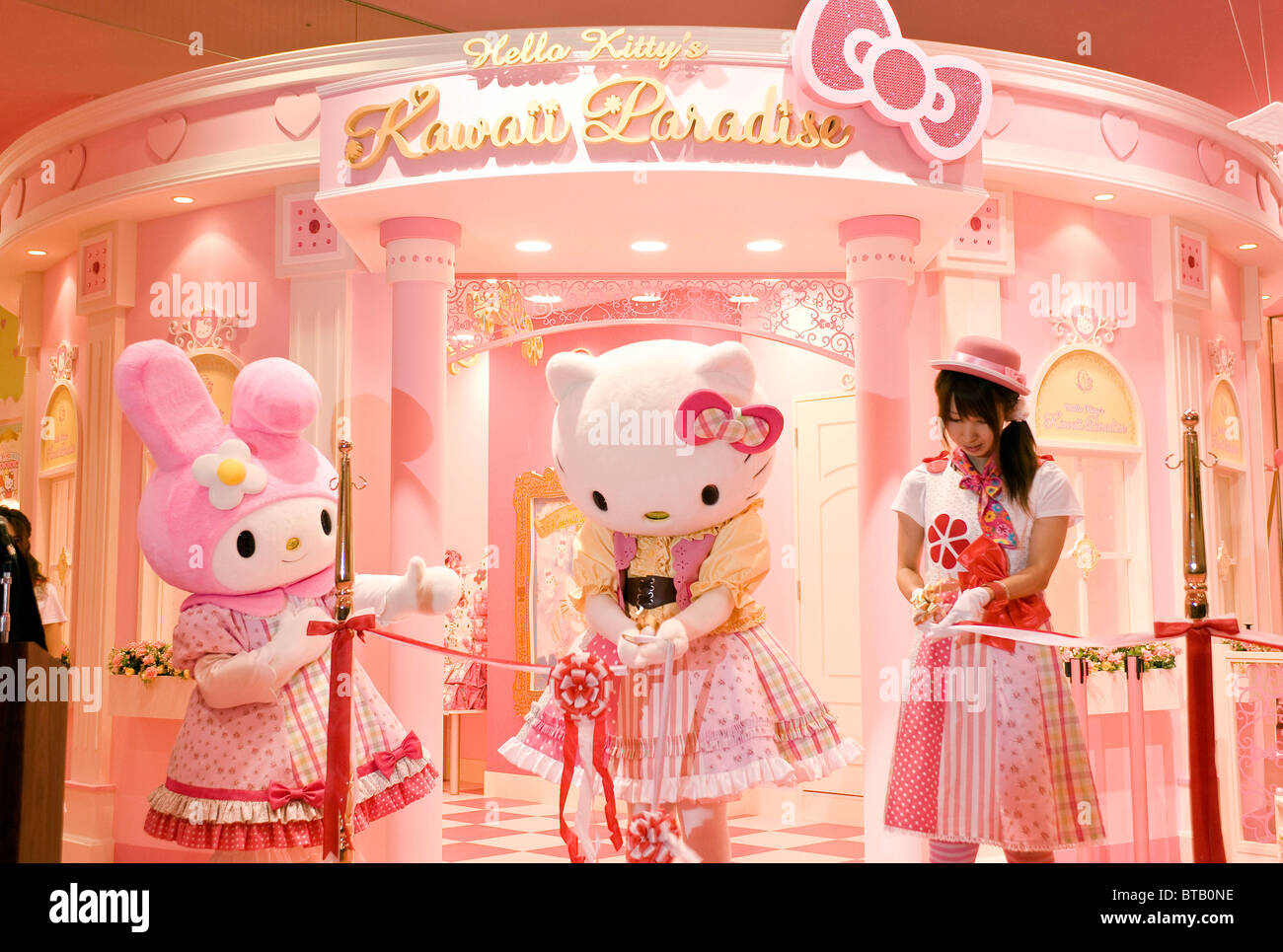 Foto de Estátuas De Personagens De Gato E Coelho Chamada Hello Kitty E My  Melody Na Loja Sanrio World Ginza e mais fotos de stock de Hello Kitty -  iStock