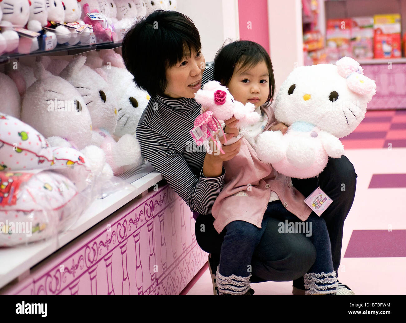 Foto de Estátuas De Personagens De Gato E Coelho Chamada Hello Kitty E My  Melody Na Loja Sanrio World Ginza e mais fotos de stock de Hello Kitty -  iStock