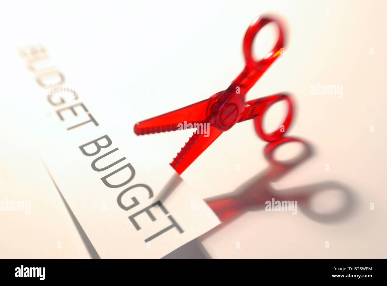 Concepto recortes presupuestarios con tijeras y gráfico de presupuesto Foto de stock