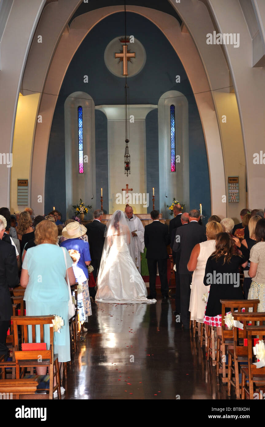 Congregación de boda en la iglesia, mientras que los votos son realizados  Fotografía de stock - Alamy